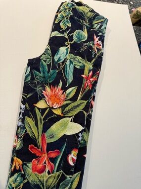 Tropical Floral Print crop pants - Black Background. choco size 2.5